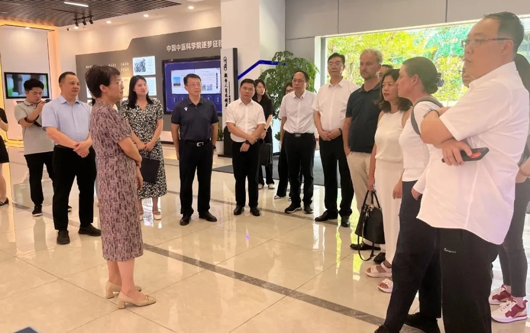 英国剑桥大学Clare Bryant教授10